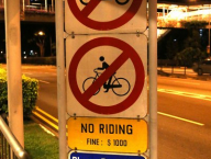 Singapur je rovněž město zákazů. Po chodníku se nesmí jezdit na kole pod pokutou 16.000 Kč!